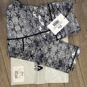 Zyia Cobra Metallic Pocket Light n Tight Capri